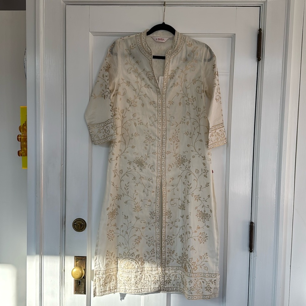 White and Gold Indian Chikankari Kurta by the Brand BIBA Size 36/M